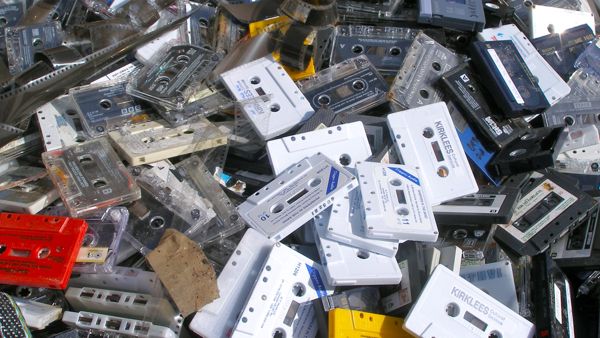 pile-of-audio-cassette-tapes